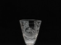 Gla 68  Gla 68, Schorborn (?), 2. Hälfte 18. Jahrhundert (?),Pokal mit springendem Pferd, Farbloses Glas mit Matt- und Blankschnitt, H 19 cm; Dm Fuß 9,4 cm; Dm Mündung 8,6 cm